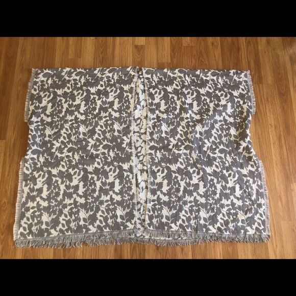 LUCKY BRAND Gray/White Floral Reversible Fringed Poncho - Picture 3 of 8